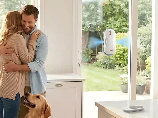 Robotul dublu pentru curățarea geamurilor cu pulverizare de apă face mai ușor să păstrați ferestrele luminoase și curate