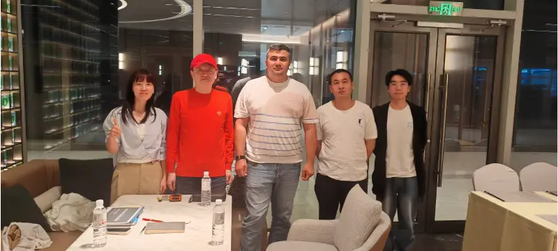 Liesa discută despre afaceri cu un client din Asia Centrală Liesa discută despre afaceri cu un client din Asia Centrală